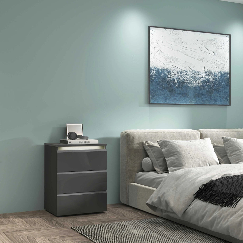 WHOUS Comodino MAGIC con Luce LED Bianca 50x40x65 cm - Comodino Moderno con 3 Cassetti e Manici in Alluminio - Comodino in Legno Riciclato Antracite Lucido