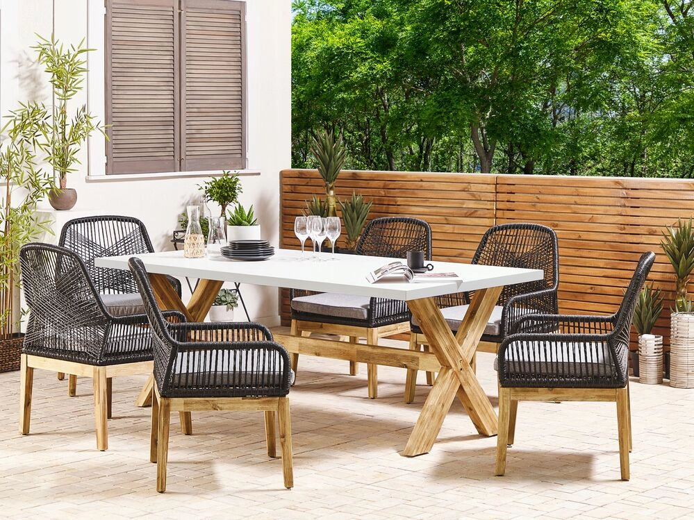 Set da esterno con tavolo in fibra di cemento grigio e 6 sedie in vimini stile moderno industriale