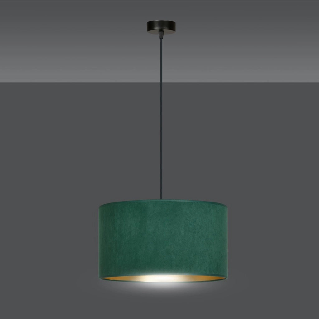 Lampada a sospensione HILDE con paralume in velluto verde e interno oro