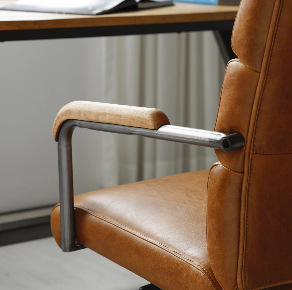 Sedia da ufficio ergonomica in vera pelle marrone con ruote e braccioli in legno