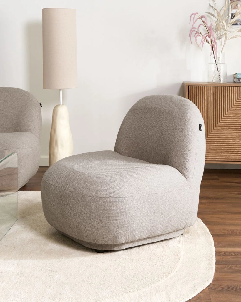 Poltrona beige in tessuto facile da pulire, design contemporaneo retrò, schienale basso, stile moderno e minimalista
