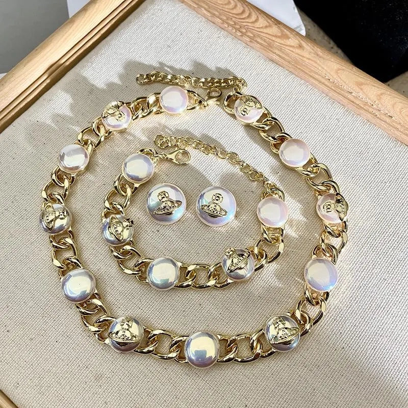 Set di collana, bracciale e orecchini di perle fatti a mano: gioielli con perline.