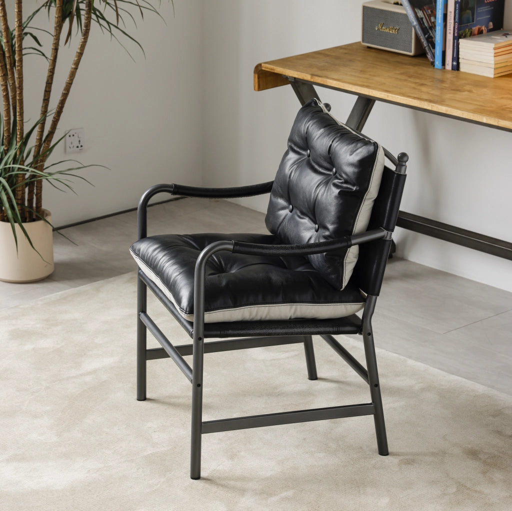 Poltrona accent mid-century moderna in pelle nera con struttura in metallo e braccioli