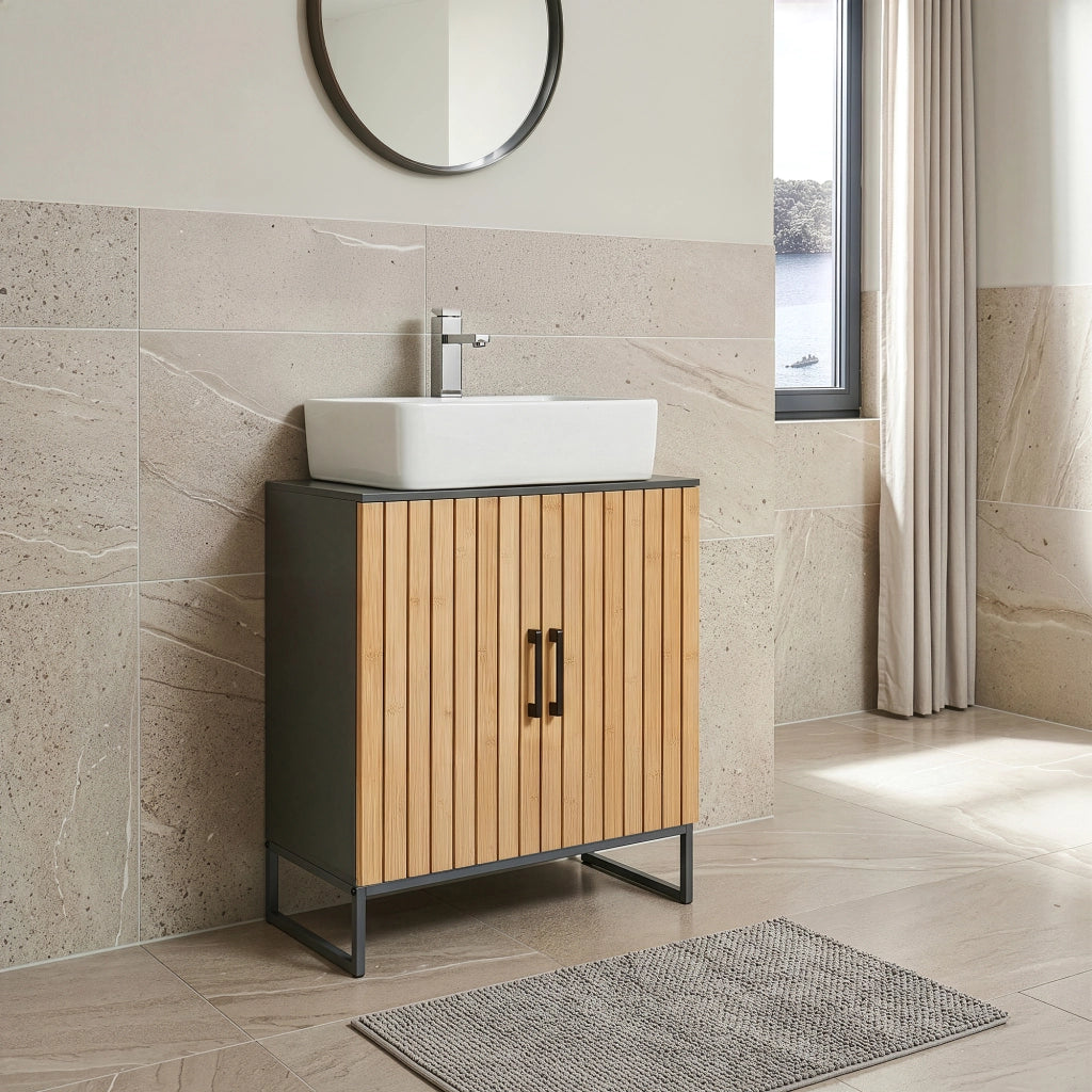 Mobile Sottolavabo Svanes a 2 Ante in Bambù e 3 Scomparti Chiusi 70 x 60 x 30 cm - Grigio Scuro/Naturale [en.casa]