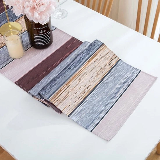 Tavolo da pranzo in legno scuro con stampe di lino, 33 x 183 cm, stile rurale estivo.