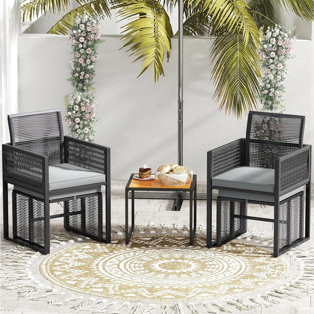 Set di Mobili da Giardino in Rattan per 2-4 Persone, Tavolo da Giardino con Piano in Legno e 2 Sedie (Capacità 180 kg), 2 Sgabelli, 4 Cuscini Rimuovibili, Arredamento da Giardino per Patio