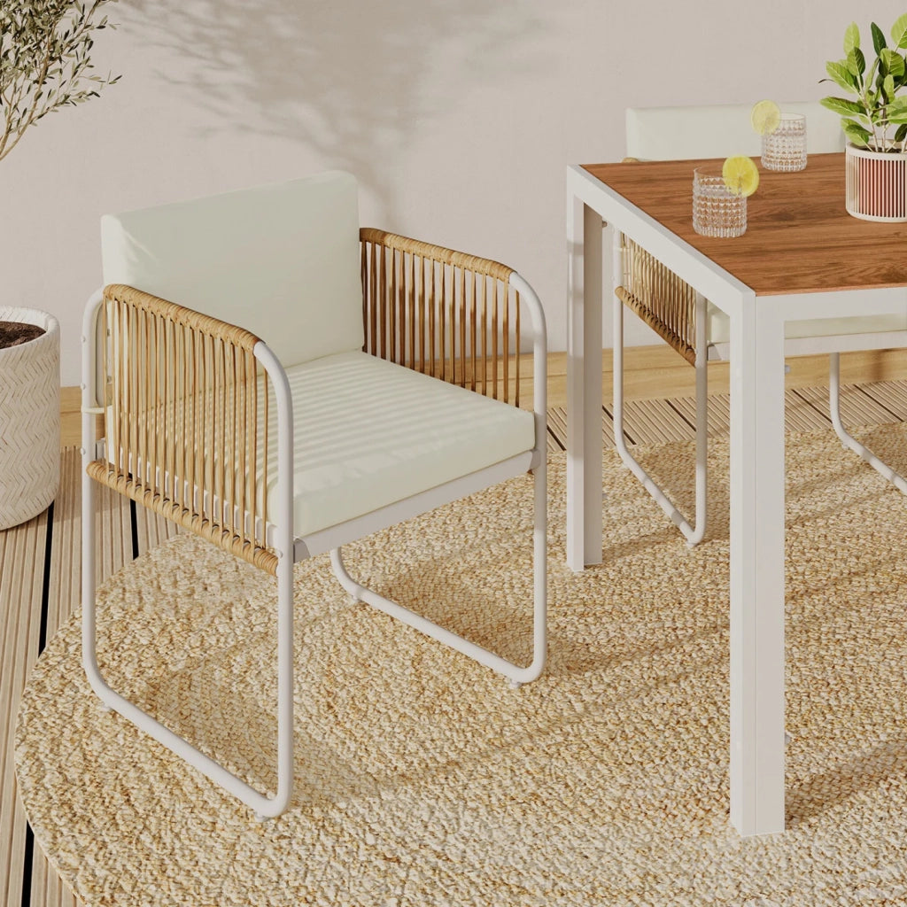 IDMarket - Set di 4 sedie RIO con struttura in metallo bianco, cordoncino effetto rattan chiaro e cuscini beige