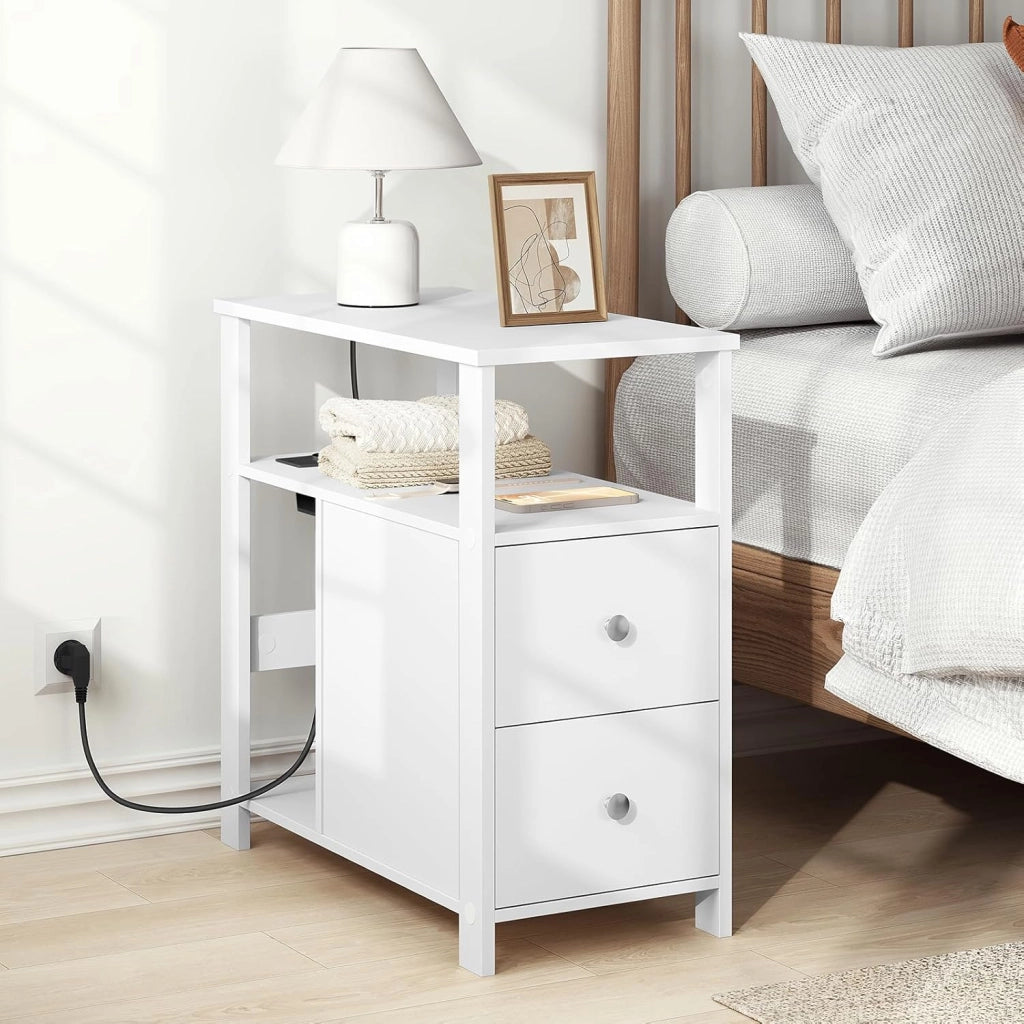Tavolino Stretto con Stazione di Ricarica per Divano, Comodino con 2 Cassetti 2 Ripiani 1 Scomparto, per Soggiorno, Camera da Letto, 60x60x30 cm, Bianco