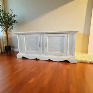Porta tv Alberta in legno 2 ante con rilievo bianco anticato
