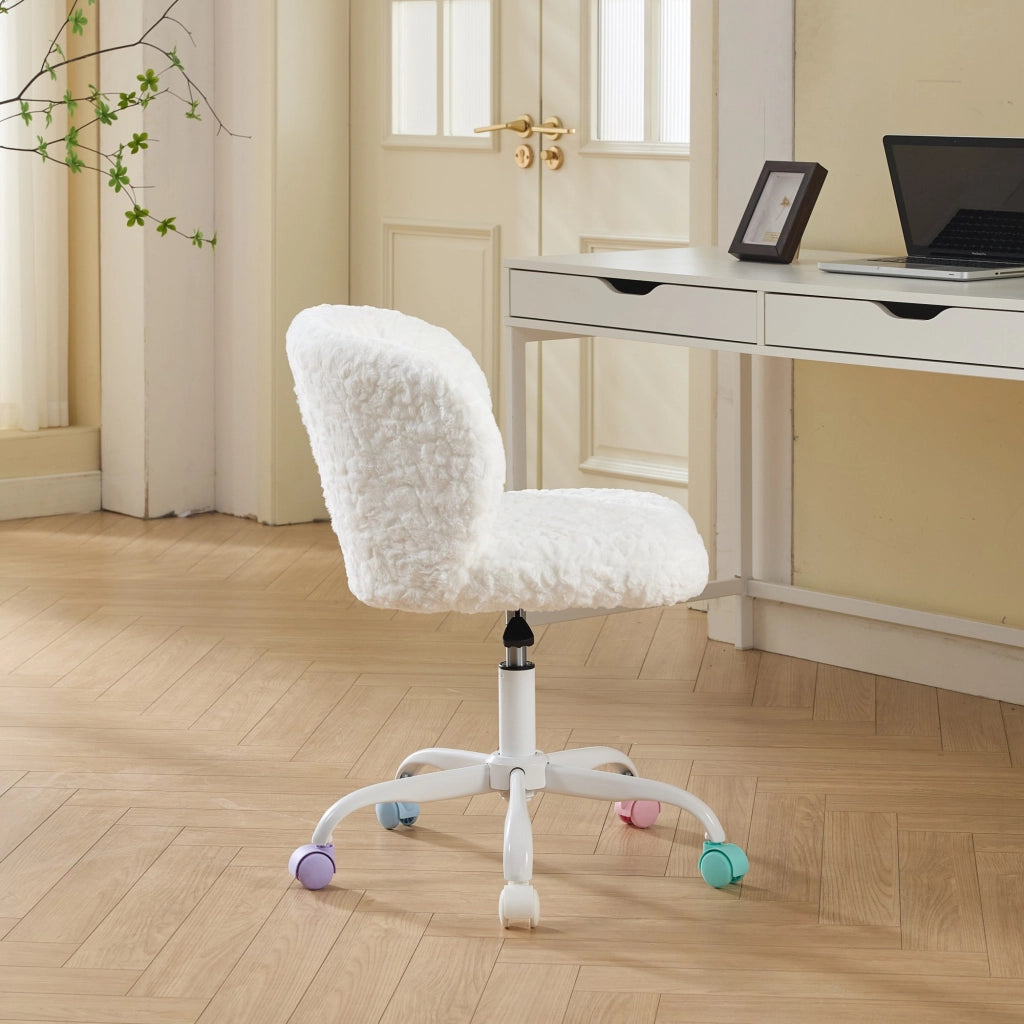Sedia da ufficio girevole con altezza regolabile, seduta ergonomica e ruote silenziose in pelliccia sintetica crema