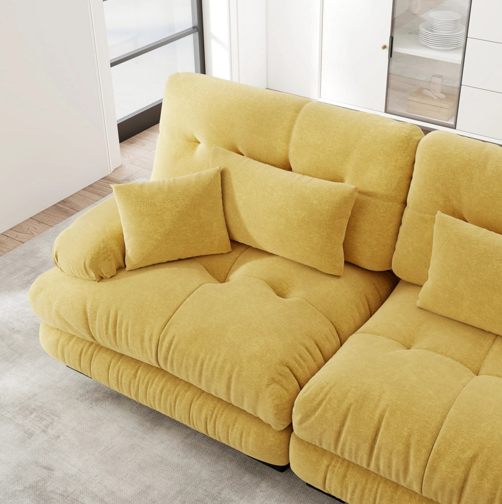 Divano modulare in chenille gialla con seduta profonda e cuscini; stile cloud