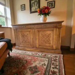 Credenzone madia Alberta in legno 2 ante 2 cassetti noce Bassano con rilievo