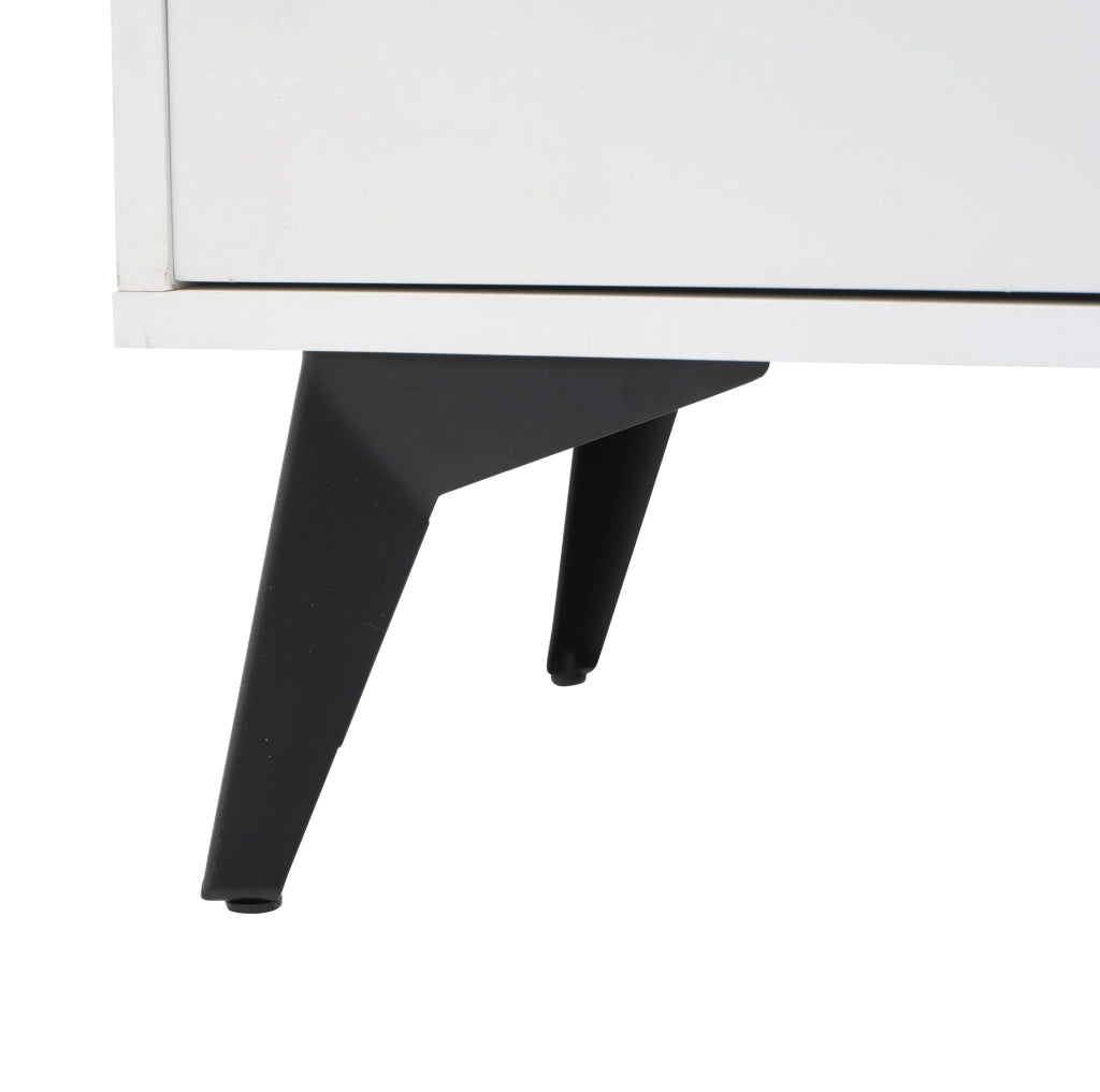 Credenza bianca 160 cm con ante incise e gambe in metallo