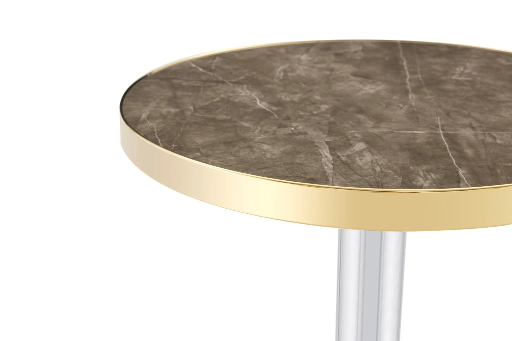 Tavolino basso rotondo con piano effetto marmo, base cilindrica e bordo in acciaio dorato, in MDF, grigio