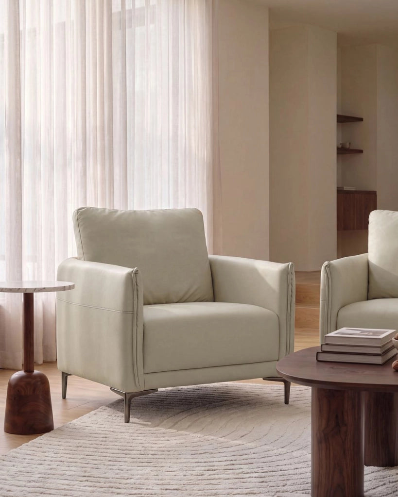 Poltrona beige chiaro imbottita in tessuto con gambe in metallo stile moderno minimalista