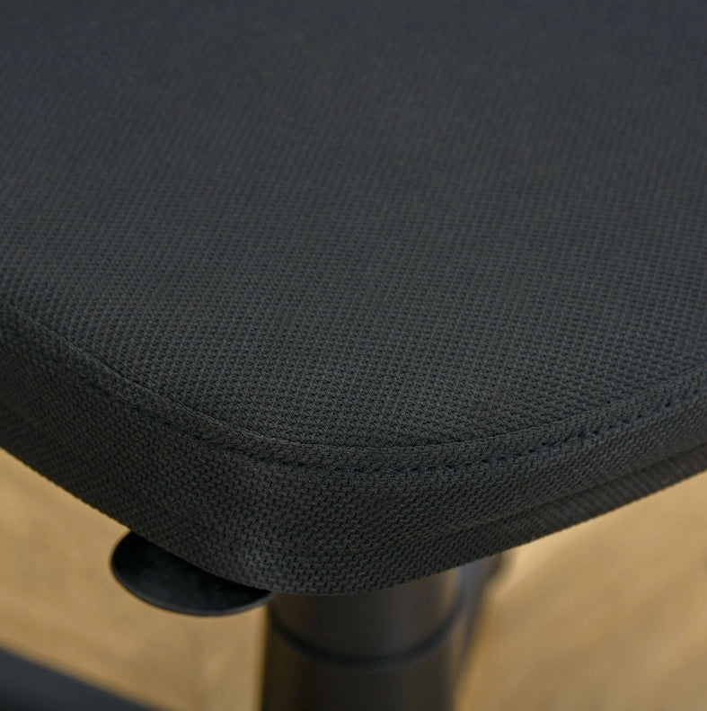 Sedia da ufficio ergonomica nera girevole e regolabile
