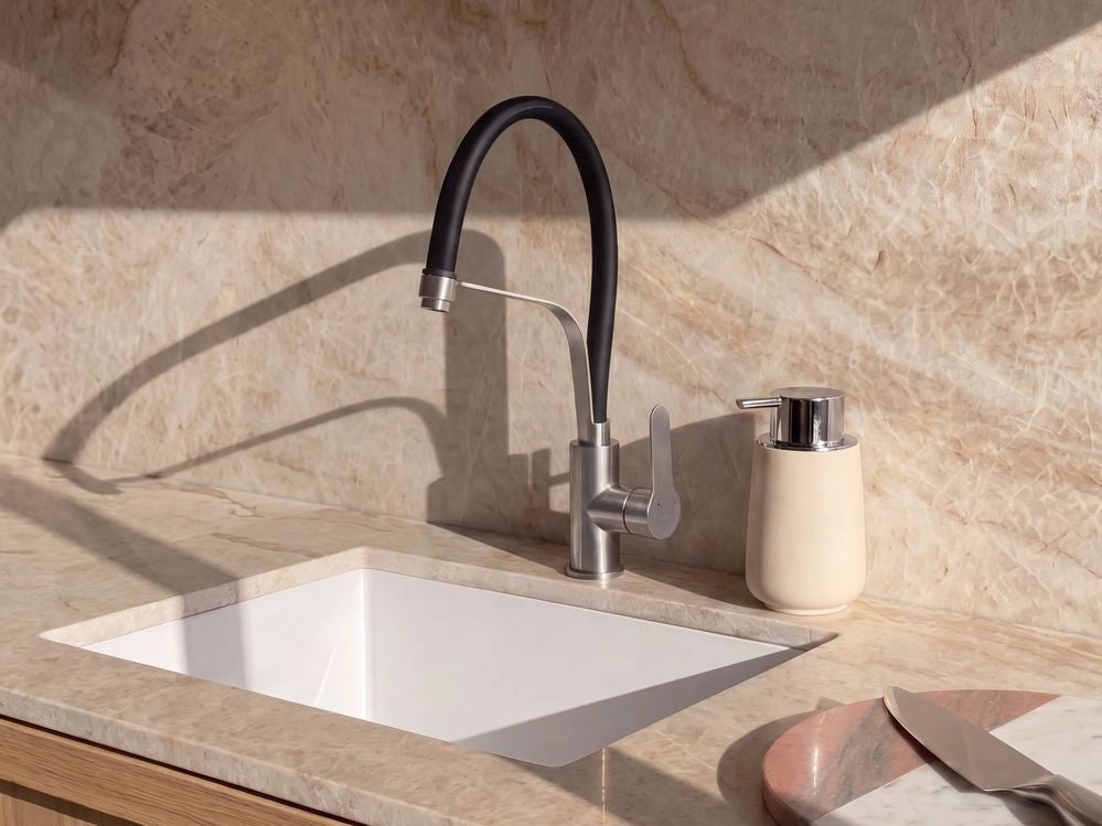 Rubinetto da cucina in acciaio inossidabile argento, miscelatore girevole ed estraibile con aeratore e doccetta, design moderno
