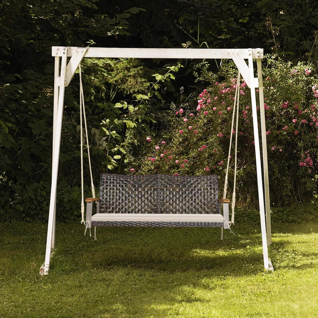 Panca Sospesa in Rattan per 2 Persone - Altalena da Giardino Con Ringhiera in Legno di Acacia - Fino a 360 kg (Cuscino Bianco Incluso)
