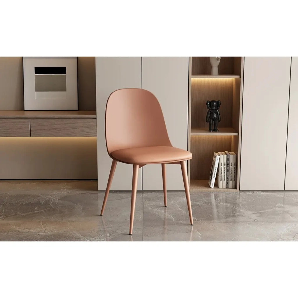 Sedia JASMON – Cuscino in PU Terracotta con gambe in metallo – H81 × L51 × P44 cm
