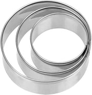 Set di 3 stampi in forma di biscotto in acciaio. Stampi in forma di biscotto rotondi in 3 diverse dimensioni.