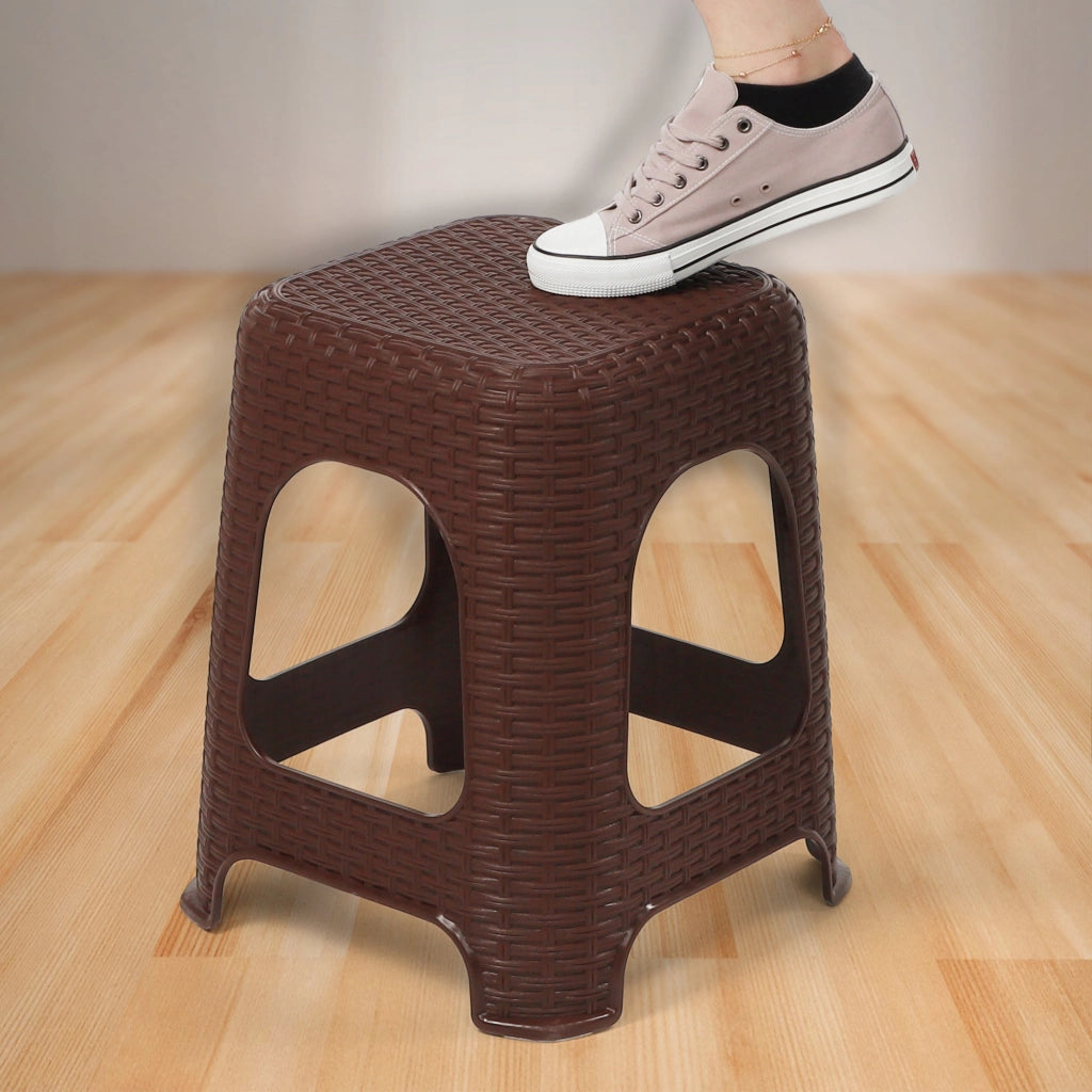 Sgabello da cucina KADAX con base antiscivolo, portata massima 120 kg.
