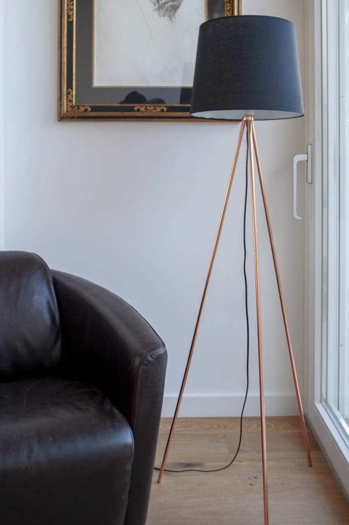 Lampada da terra con treppiede in metallo color oro rosa, piantana mod. Michelle FL23MIPM