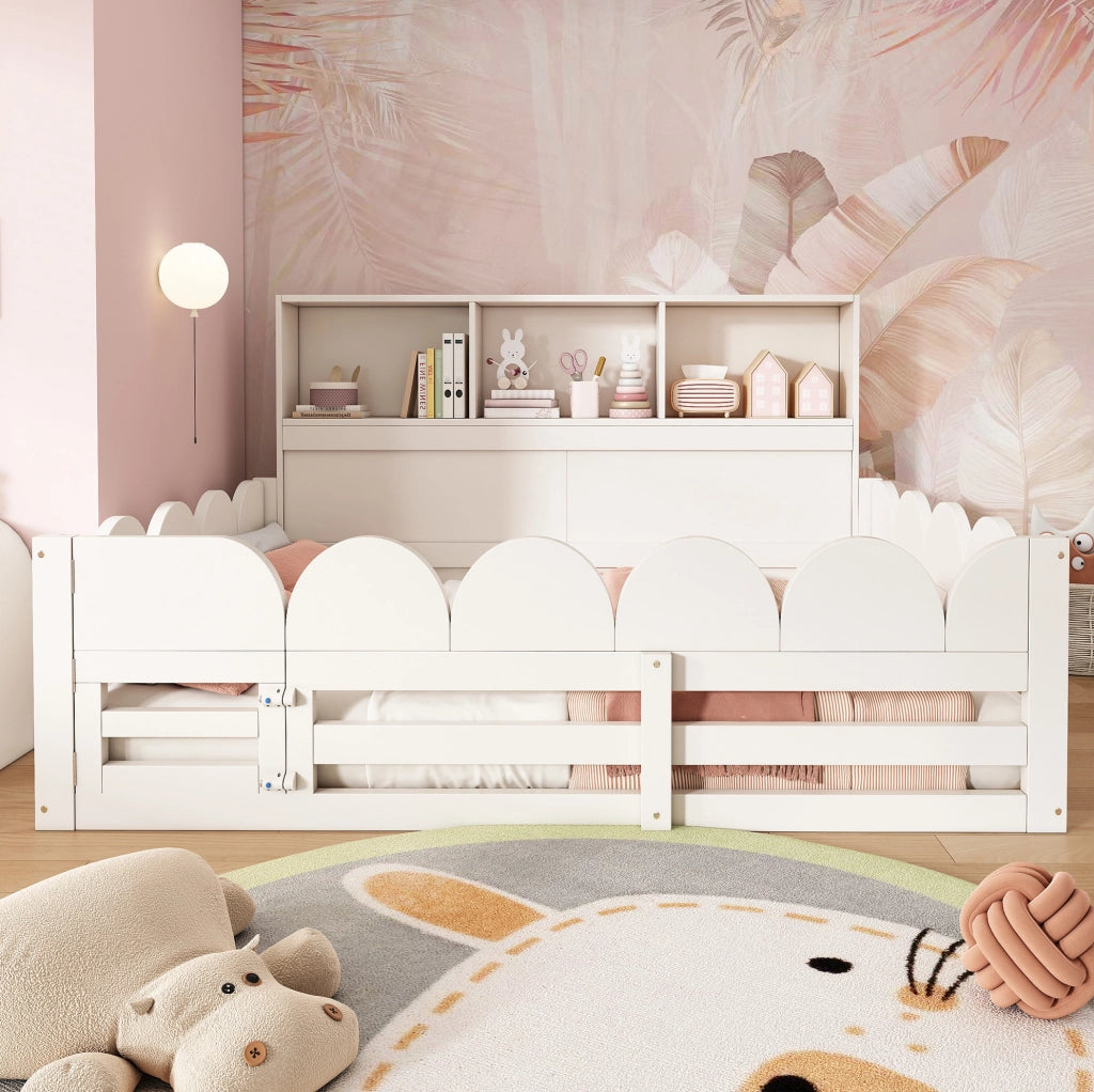 Letto a pavimento per bambini 140x200 cm con barriera, porta e scaffale