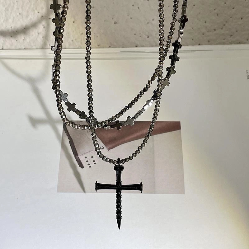 Collana con croce nera multistrato fatta a mano, regalo di Natale o compleanno.
