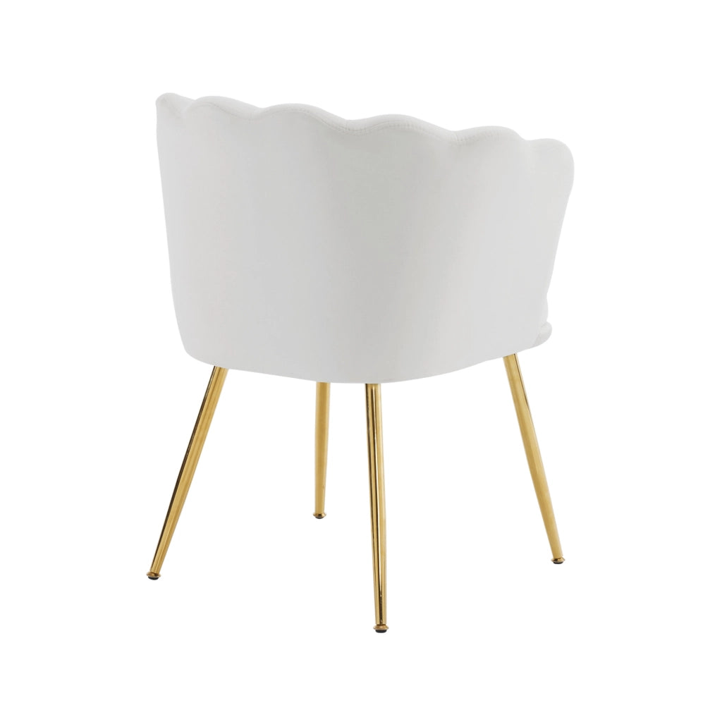 Poltrona in velluto beige con schienale a petali; gambe dorate e cuscino a farfalla