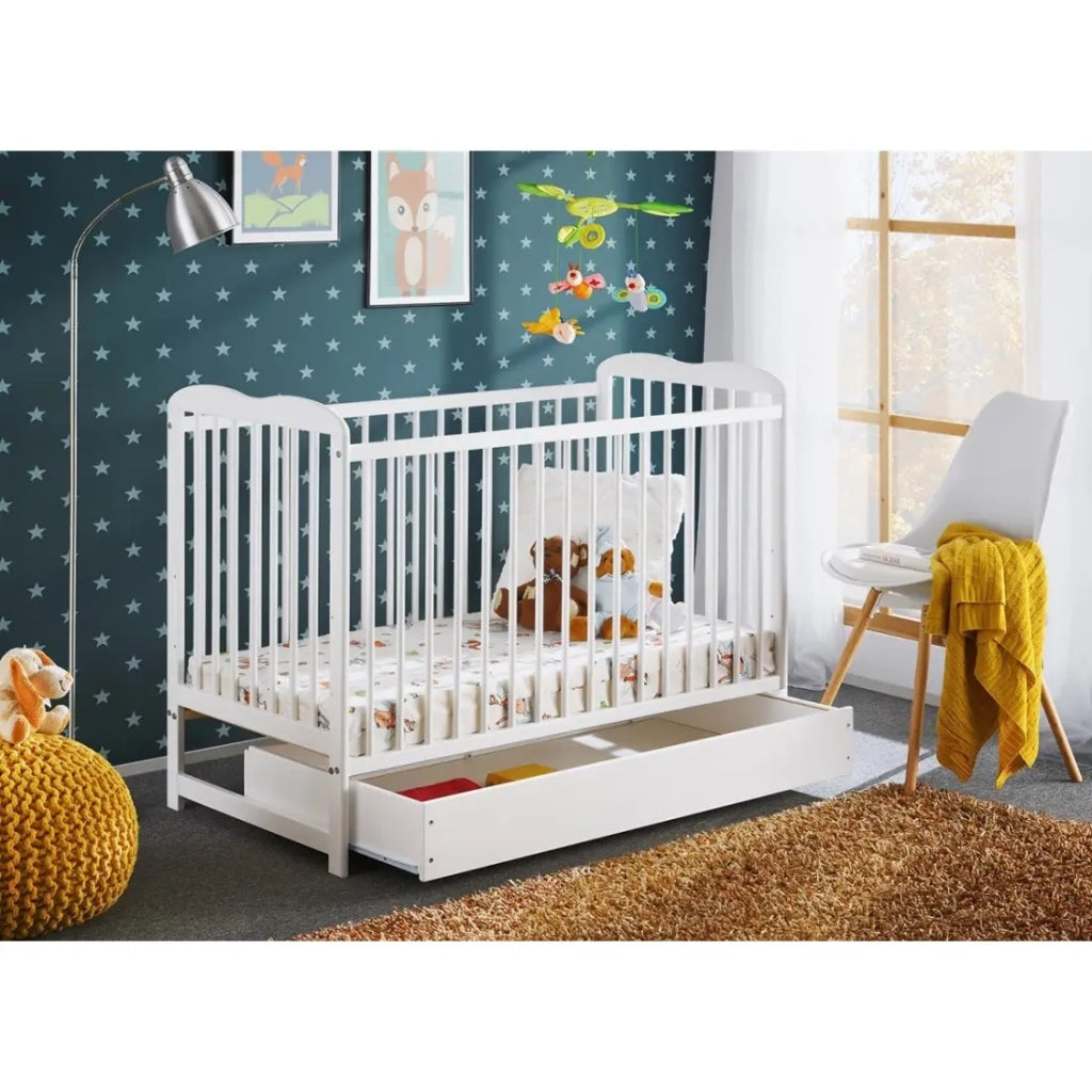Lettino evolutivo per bambini con cassetto e materasso della collezione NOE, regolabile in altezza. Colore bianco opaco.