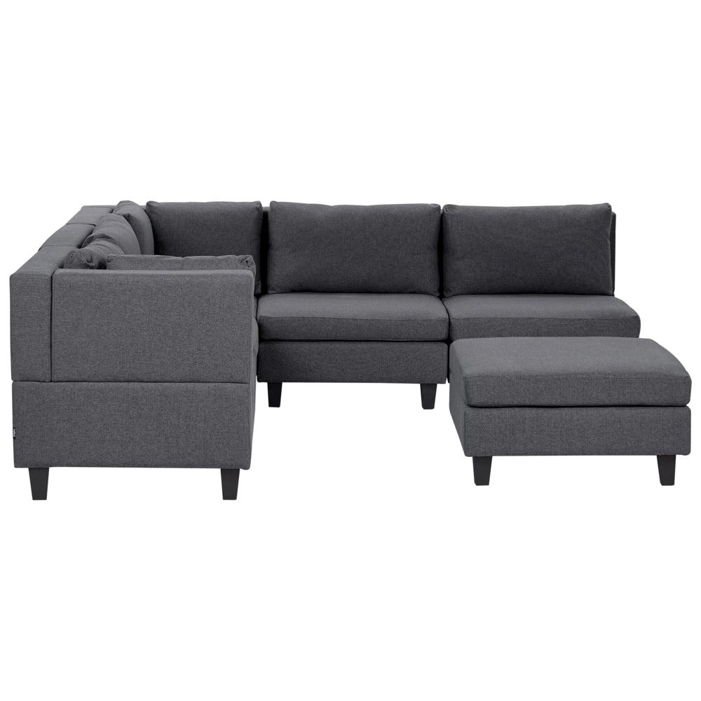 Divano componibile a 5 posti imbottito lato destro in tessuto grigio scuro con gambe nere e pouf stile moderno