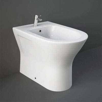 Coppia di sanitari filomuro serie resort RIMLESS con copriwc avvolgente