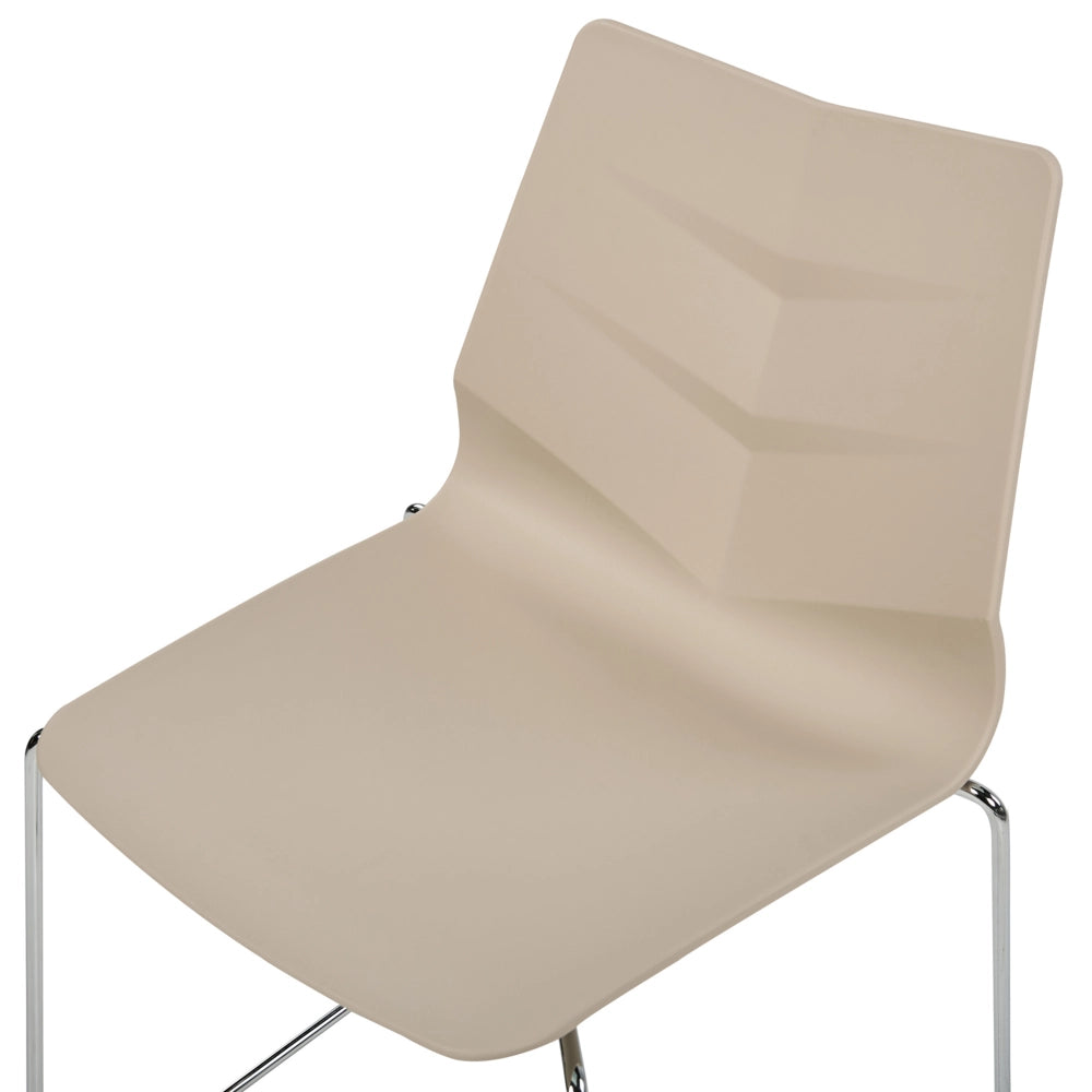 Set di 4 sedie da pranzo beige impilabili con braccioli in plastica con gambe in acciaio Sedie da conferenza Design scandinavo moderno e contemporaneo Sedute per la sala da pranzo