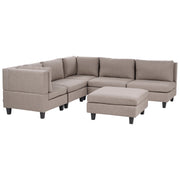 Divano componibile a 5 posti imbottito lato destro in tessuto marrone con gambe nere e pouf stile moderno