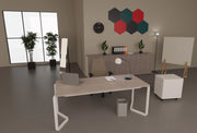 Arredo moderno operativo con scrivania, sedia, mobile basso per archivio documenti e cassettiera metallica