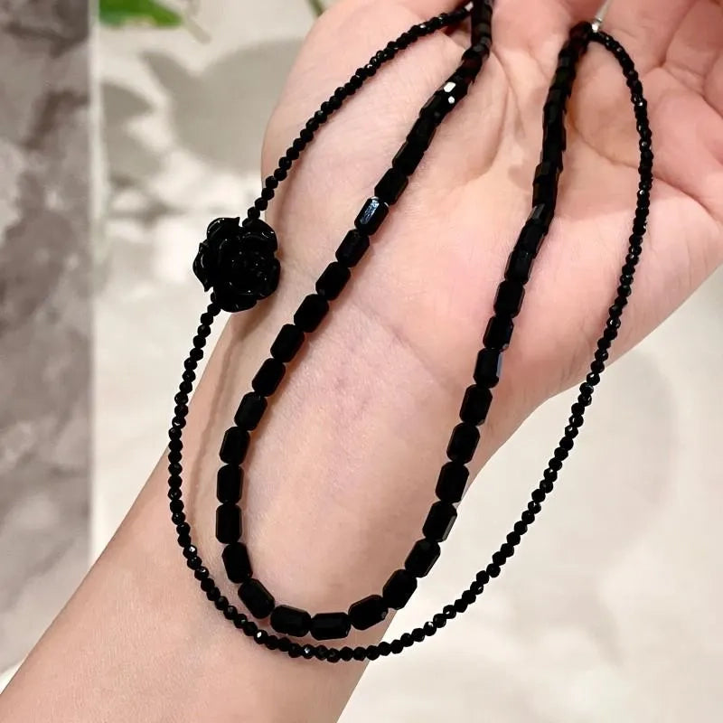Collana fatta a mano con rosa nera, camelia e perline di cristallo, regalo di Natale o compleanno.