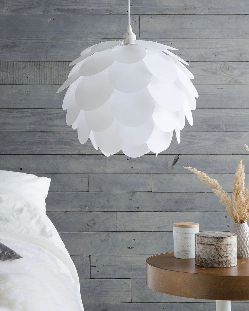 Lampada a sospensione a forma di pigna con petali bianchi lampadario
