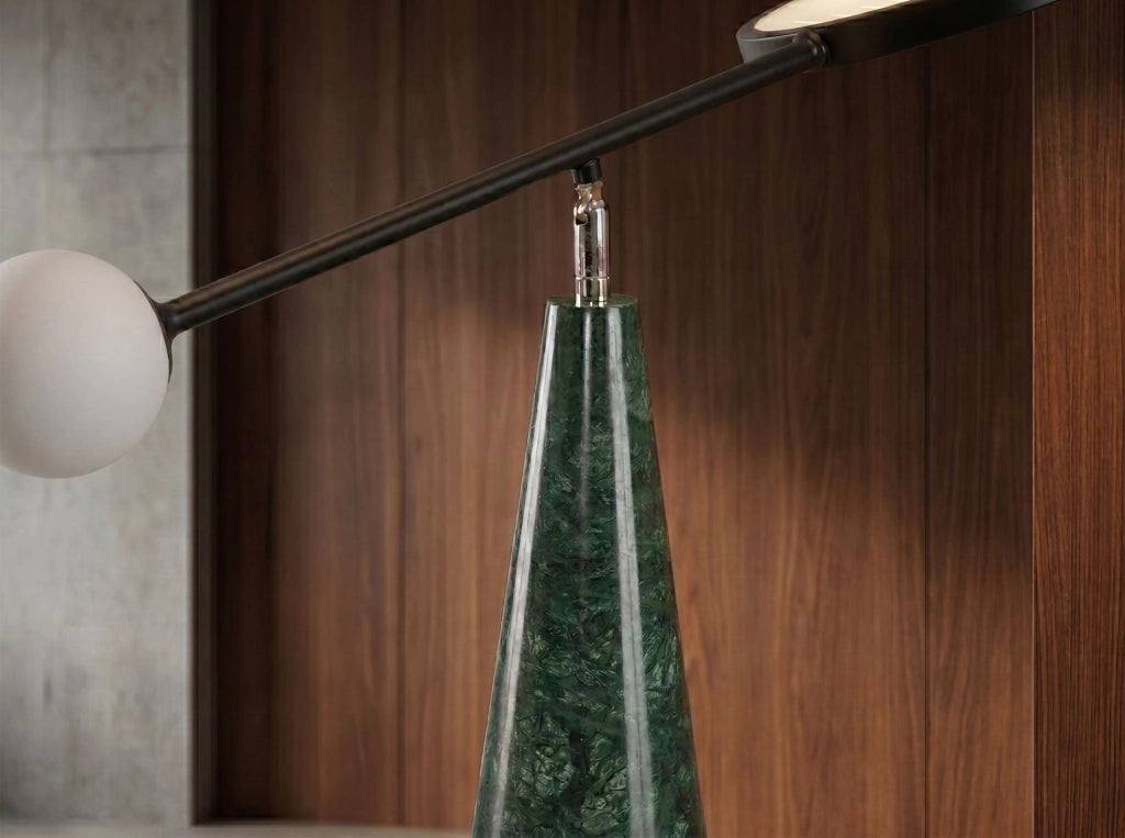 Lampada da tavolo in acciaio nero e marmo porcellanato