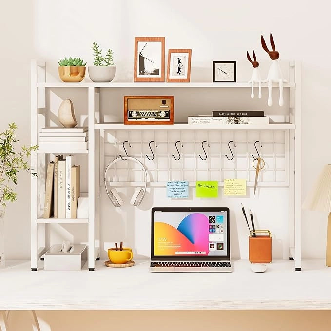 Mensola da Scrivania, Scaffale Espositivo a 4 Ripiani con Pannello a Griglia Metallica e 6 Ganci, Organizzatore da Scrivania per Computer, per Ufficio Casa Dormitorio, 94x25x73,5 cm (Bianco)