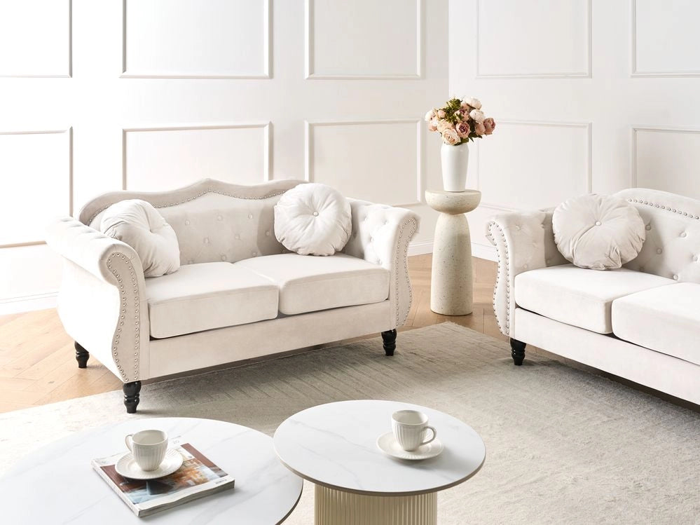 Divano in velluto beige a 2 posti con bottoni a forma di chiodo Cuscini trapuntati con braccioli arrotolati Glam