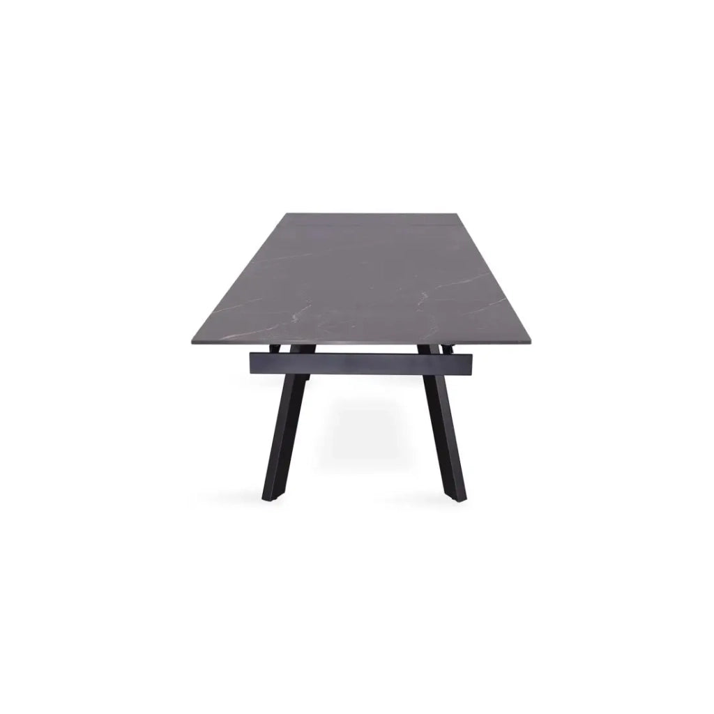 Tavolo da pranzo estensibile per 10 persone con piano in pietra nera della collezione LAROS. Struttura in metallo.