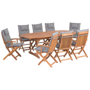 Set da pranzo per esterni in legno di acacia chiaro con cuscini grigi tavolo a 8 posti sedie pieghevoli design rustico