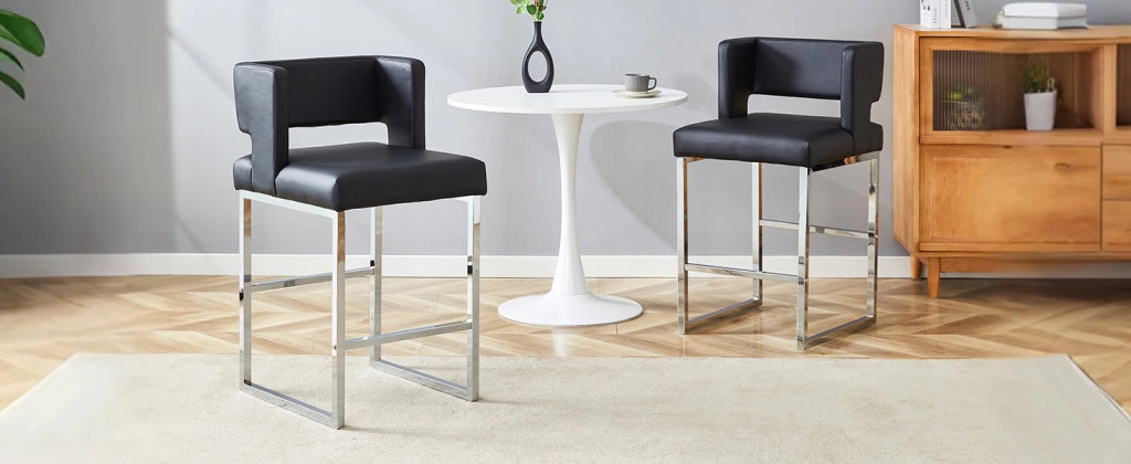Set di 2 sgabelli da bar neri in stile nordico, dal design squadrato, con gambe in metallo argentato, leggeri e comodi. Soddisfano le vostre diverse e