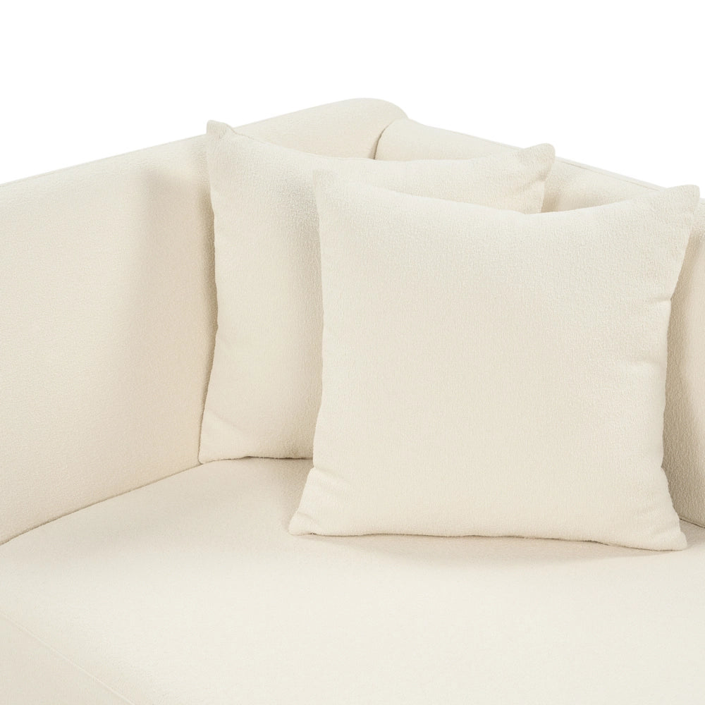 Chaise Lounge Bianco Sinistra in bouclè con cuscini decorativi Gambe in metallo Soggiorno di design moderno