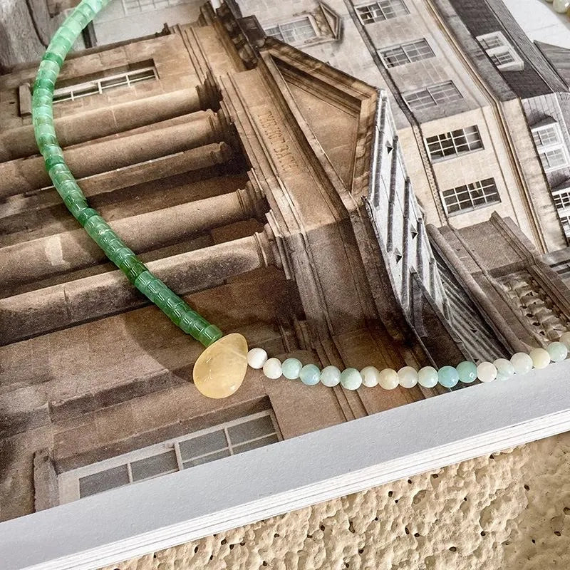 Collana fatta a mano con perline di pietra verde: gioiello leggero con perline.