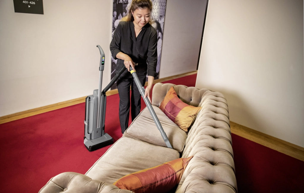 KARCHER Battitappeto Professionale a batteria CV 30/2 Bp *INT - Piattaforma batteria: Piattaforma batteria 36 V  - Aspirazione: 187 / 18.7 mbar / kPa - Portata aria: 34 l/s