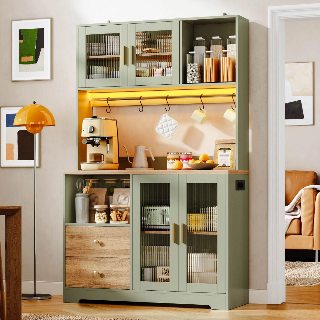 Credenza alta da cucina 110×40×178 cm con vetrina in vetro temperato, LED RGB, prese USB e ripiani regolabili, verde anticato