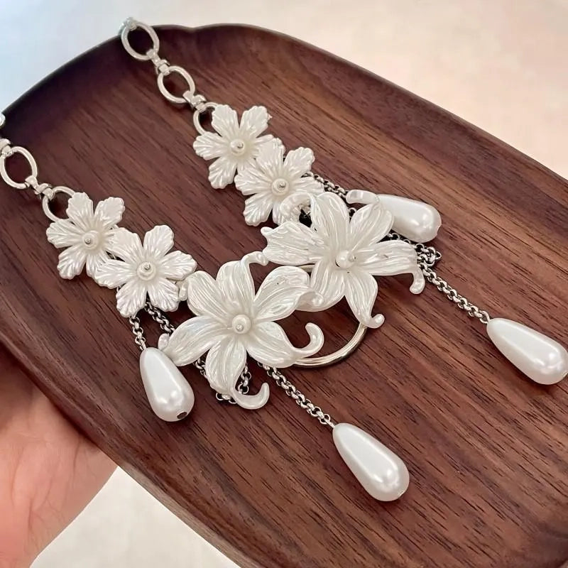 Collana con nappina a forma di fiore bianco: gioiello fatto a mano con perle