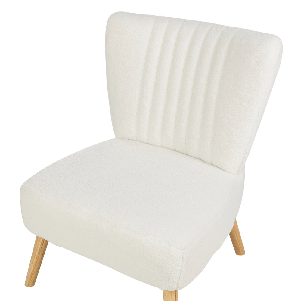 Poltrona imbottita in tessuto bianco senza braccioli a ciuffi verticali gambe in legno con trapuntatura