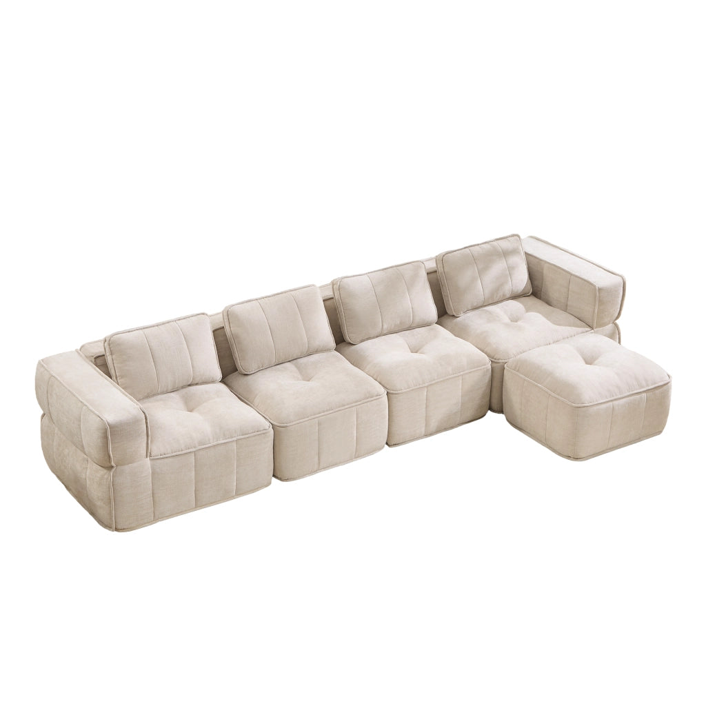 Divano modulare angolare 4 posti con pouf, base antiscivolo e braccioli larghi in poliestere beige per soggiorno